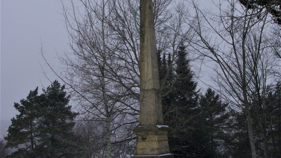 Monumentální Riegrův obelisk měří 12,4 metru
