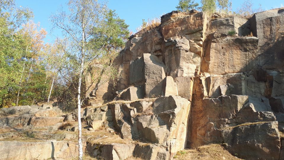 Přílepšká skála je neuvěřitelně rozpraskaná následkem těžby. Vzniká tak mnoho lezeckých tras