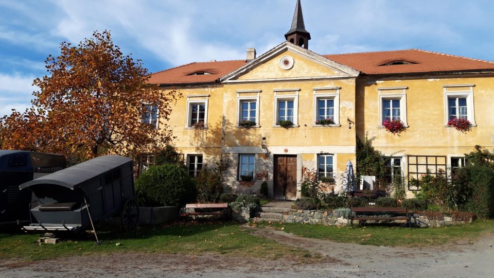 Muzeum kočárů pro film sídlí v areálu zámečku Vysoká Lhota v Čerčanech