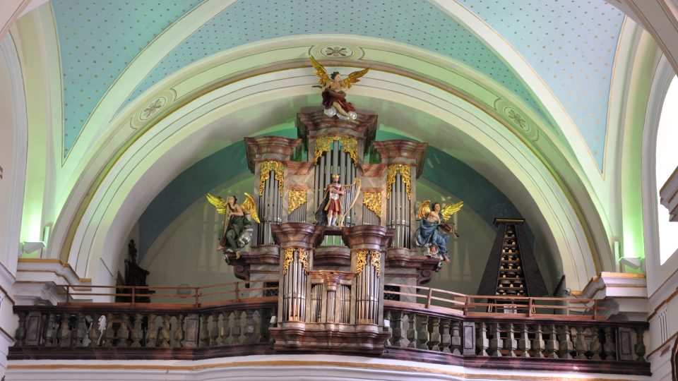 Napravo od zrekonstruovaných varhan v kostele sv. Anny v Žirči stojí na kůru i světový unikát - barokní zvonkový klavír z roku 1732 