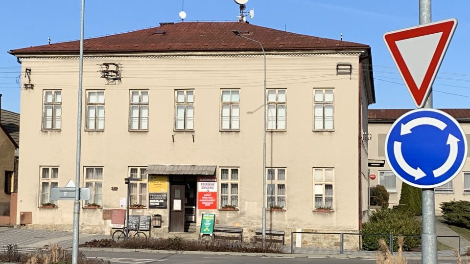Pamětní síň architekta Bohuslava Fuchse se nachází v historické budově bývalé školy
