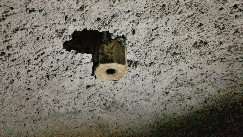 Potrubí ve stropě, kterým se vedlo uvařené pivo ze sklepu do obytných částí, i to lze najit ve vysokomýtském podzemí