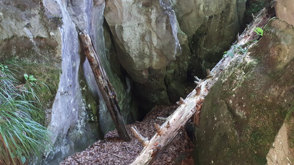 Vchod do jedné z  pseudokrasových puklinových jeskyní, kterých je na Gírové plno
