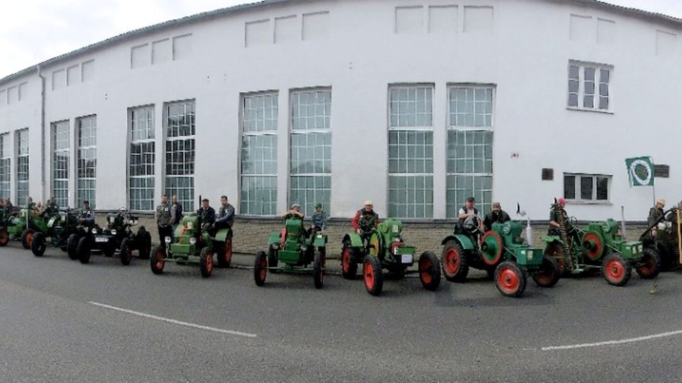 Členové Svoboda Traktor Klubu u bývalé továrny Václava Svobody