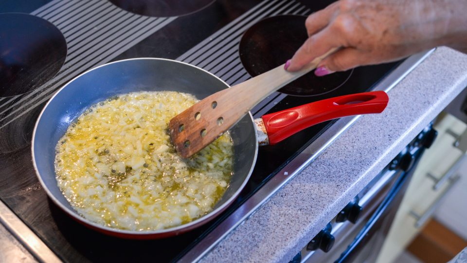 Náplň: na másle osmažíme cibulku