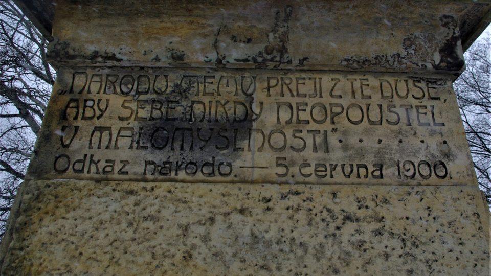 Jeden z nápisů na boku pomníku je Riegrovým vlasteneckým vzkazem