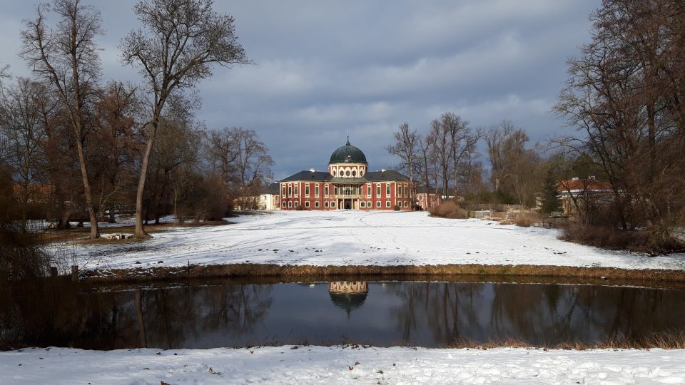 Barokní zámek Veltrusy je obklopený nádherným parkem. Romantické průhledy mají své kouzlo i v zimě