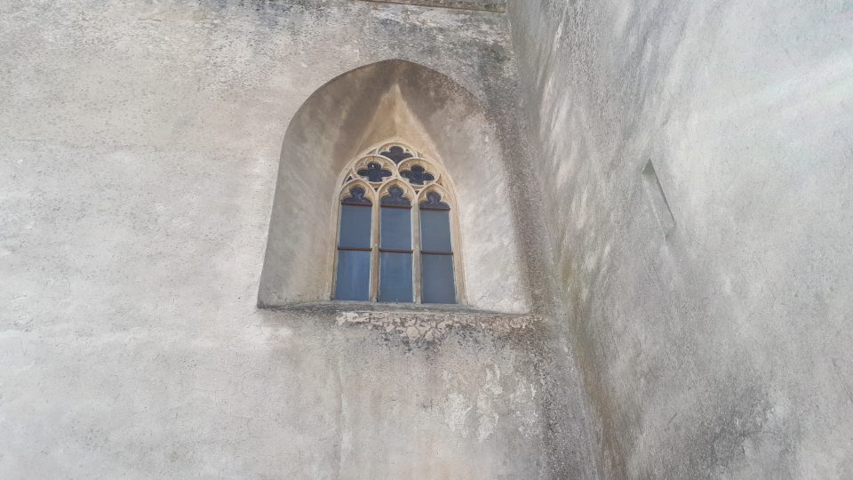 Okna jsou překrásnou kamenickou prací vrcholného gotického stylu