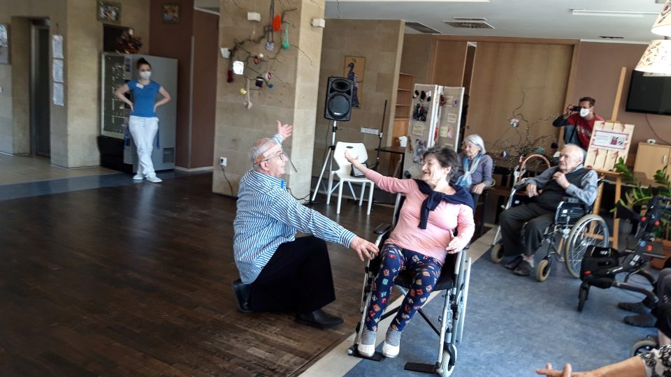 Klienti Alzheimercentra v Průhonicích zjistili, že tančit se dá i na vozíku