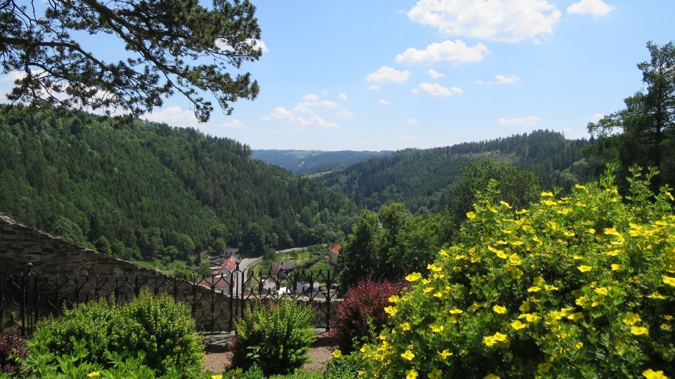 Pohled z hradní zahrady do údolí
