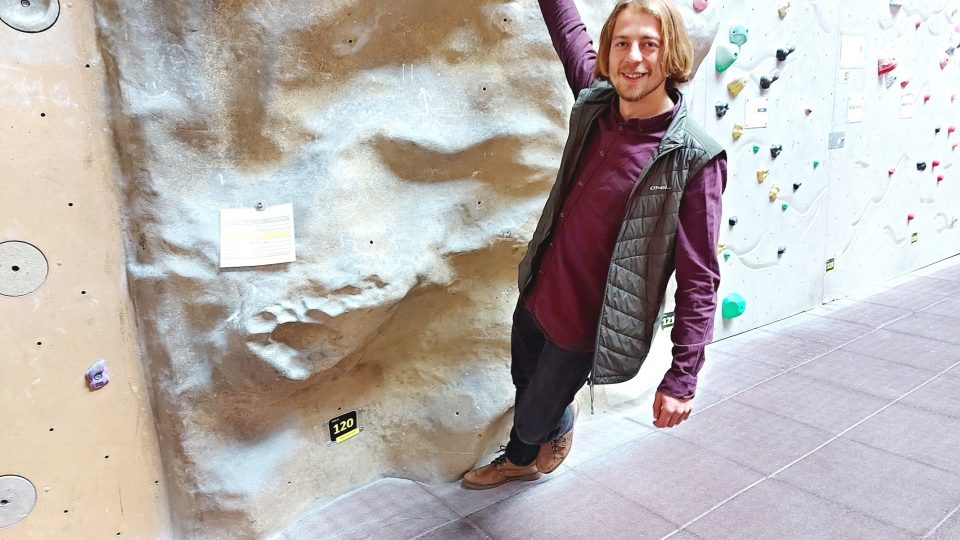 Matěj Fischer rád zasvěcuje do lezení po stěnách všechny zájemce - od dětí po seniory