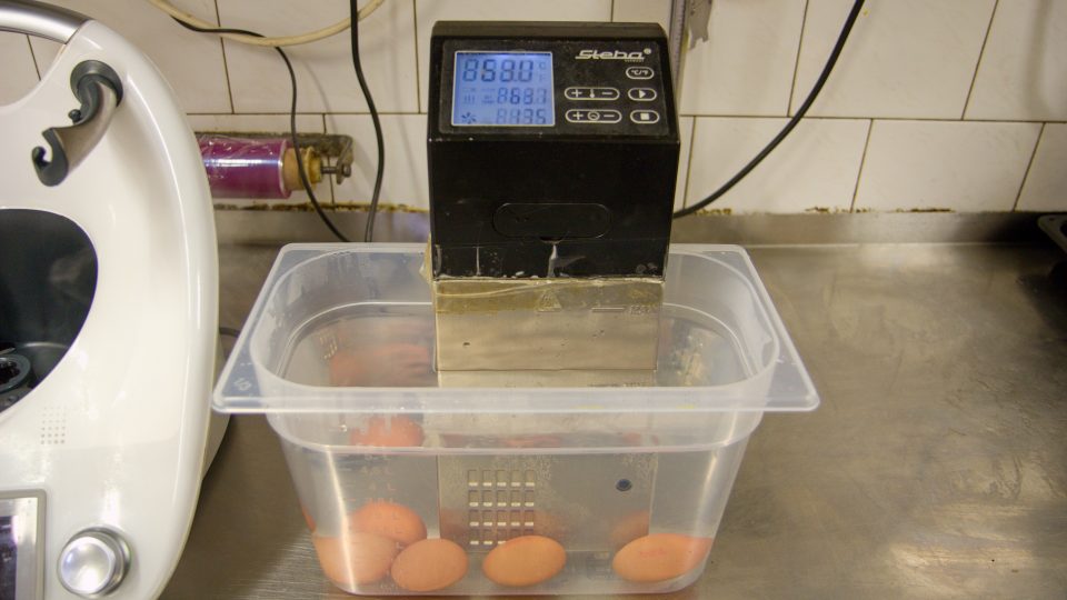 Vejce 63 je vajíčko uvařené při teplotě 63 °C, aby bylo pasterované a přitom žloutek zůstal řídký