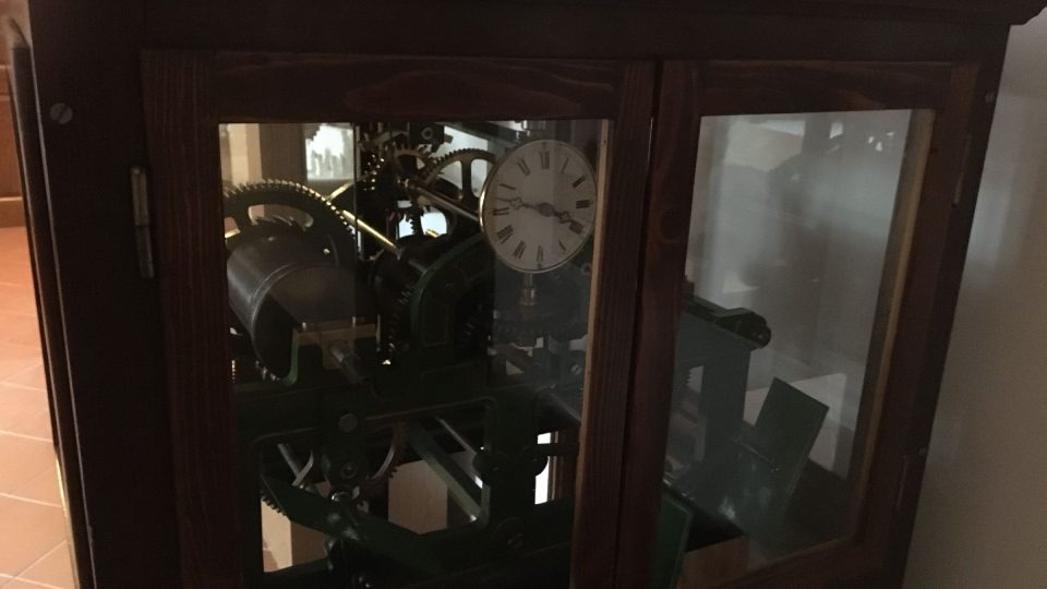 Věžní hodiny z bývalé školy v Rotavě byly vyrobené po 1. světové válce