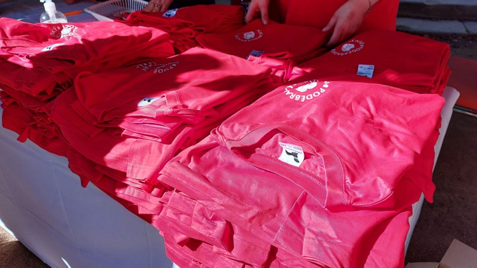 Koupí trička lidé přispěli na nákup rehabilitačních pomůcek pro dětské pacienty