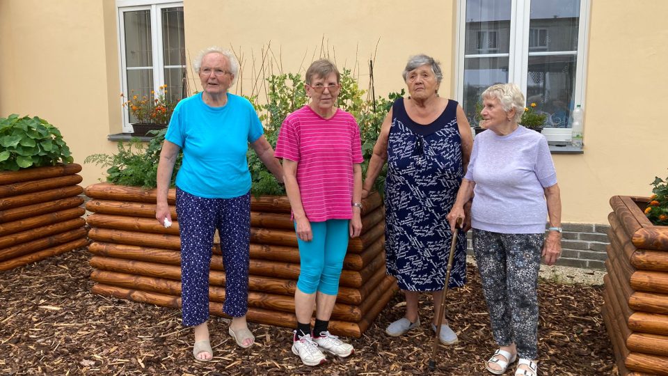 Klientky Domova seniorů v Novém Strašecí se starají o zahradu