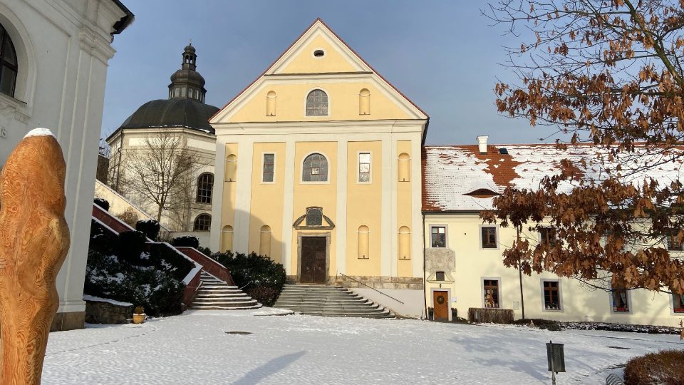 Největší stavbou klášterního areálu je kostel Zvěstování Panny Marie, kde najdete expozici Církevního umění západního Krušnohoří