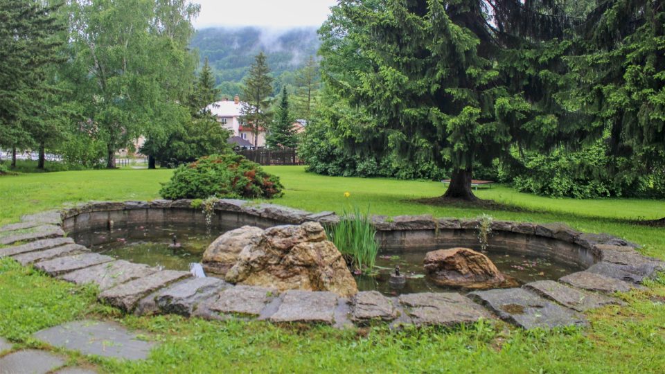 Obec Lipová-lázně v Olomouckém kraji se táhne mezi městem Jeseníkem a vesnicí Ostružnou údolím říčky Staříče