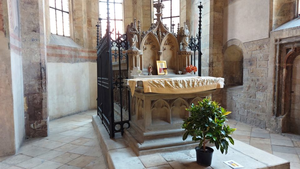Hrobka sv. Ludmily v bazilice sv. Jiří, kterou lidé během modlitby za zpěvu Salve Regina obchází
