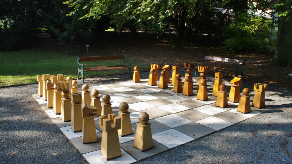 Arboretum slouží také jako galerie pod širým nebem, kde si můžete zahrát i šachy
