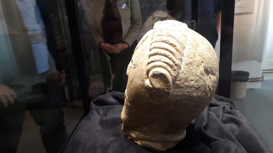 Lidé si v novostrašeckém muzeu přišli prohlédnout originál keltské hlavy - pohled ze strany naznačuje účes druida