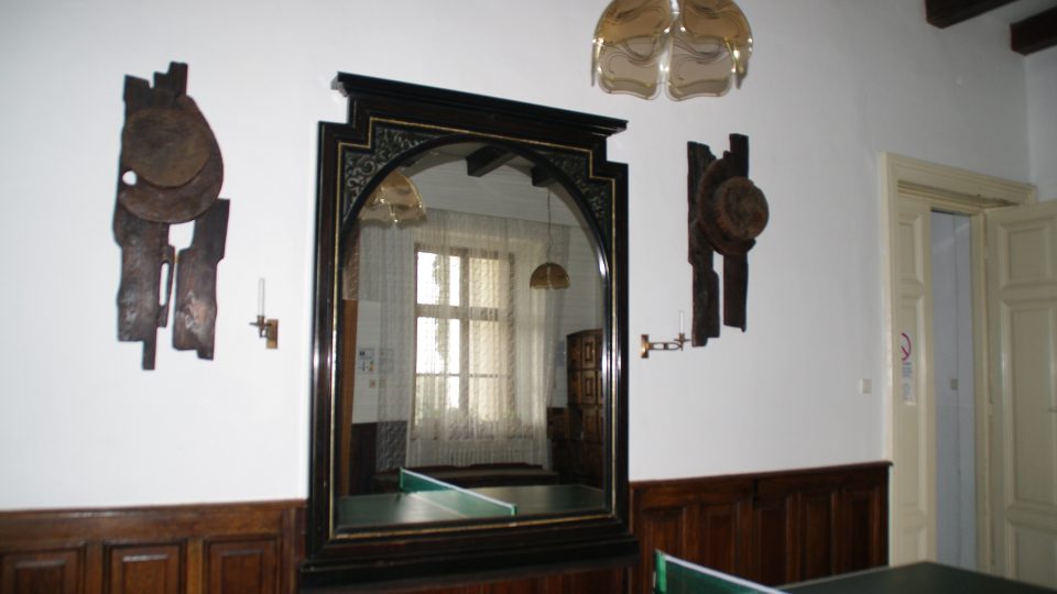 Dřevěnné obložení a zrcadlo je jednou z posledních částí původních interiérů Siegelovy vily