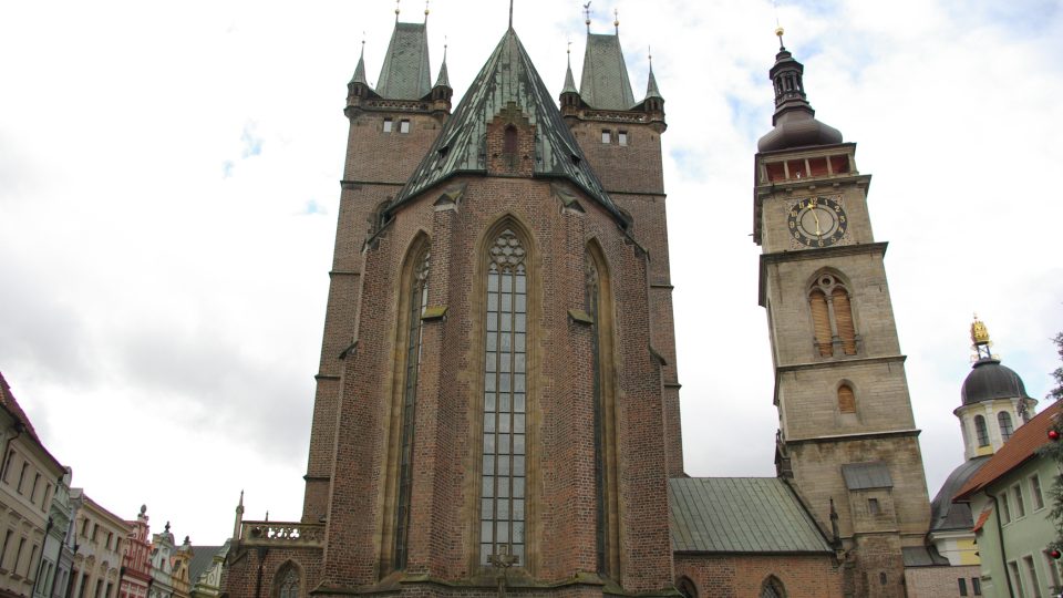 Katedrála tvoři spolu se sousední Bílou věží typickou dominantu Hradce Králové 