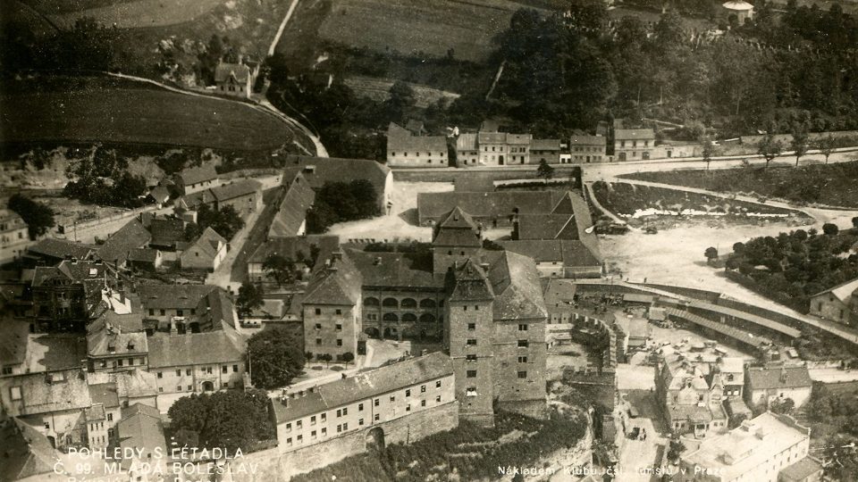 Letecký pohled na Mladoboleslavský hrad od západu okolo roku 1923