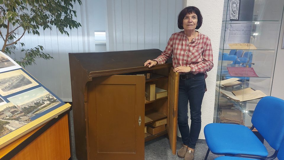 Paní Renata Mayerová se jako vedoucí oddělení SOKA Rakovník snaží návštěvníkům ukázat i historii archivnictví