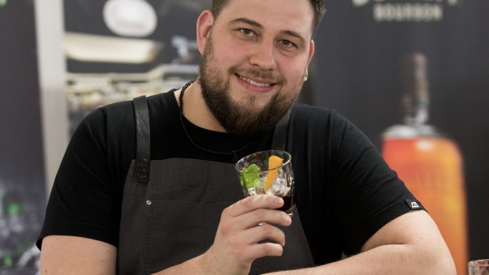 Averna s mátou a pomerančovou kůrou, součást drinku Averna & Espresso 