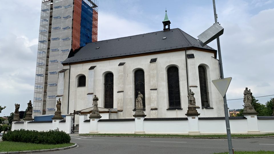 Hustopeče nad Bečvou - kostel a barokní sochy
