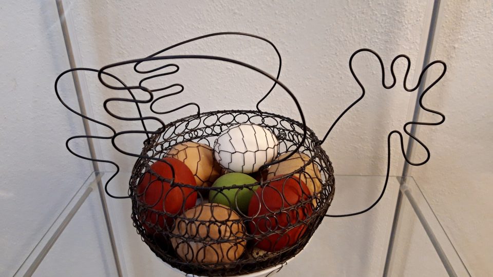 Košík na velikonoční vajíčka z drátu utkala drátenice Hana Řepková - foto Bára Kvapilová.jpg