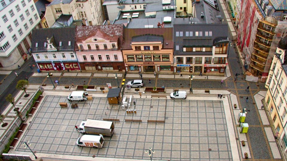 Mírové náměstí z radniční věže.jpg
