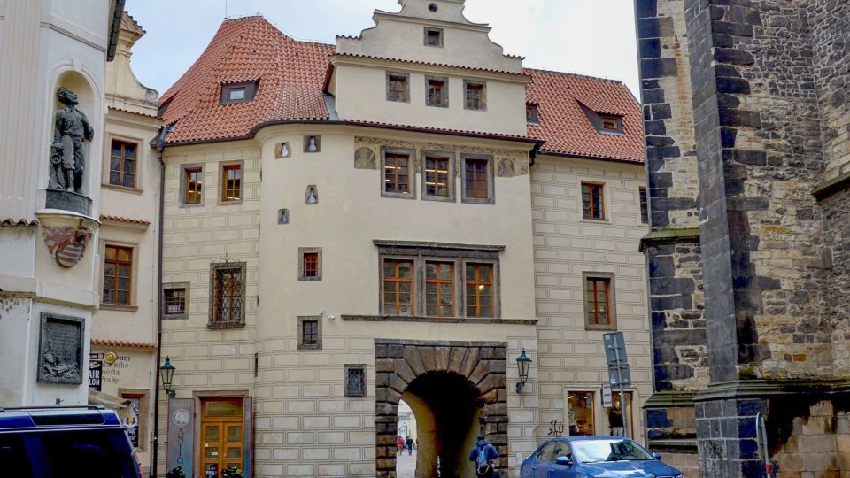Západní vstup do Týnského dvora, vlevo dům U Zlatého prstenu