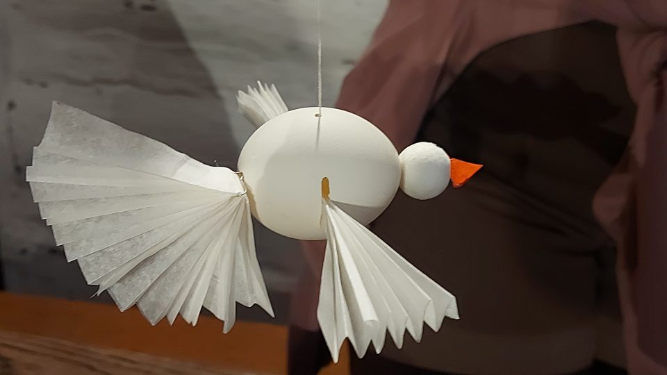 Tradiční holubice z vejdunku - základem je prázdná skořápka od vajíčka, do které se jako peří vkládají drobné papírky