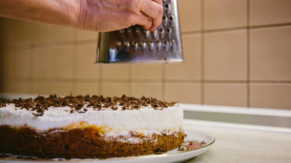 Na závěr dort ozdobíme nastrouhanou čokoládou