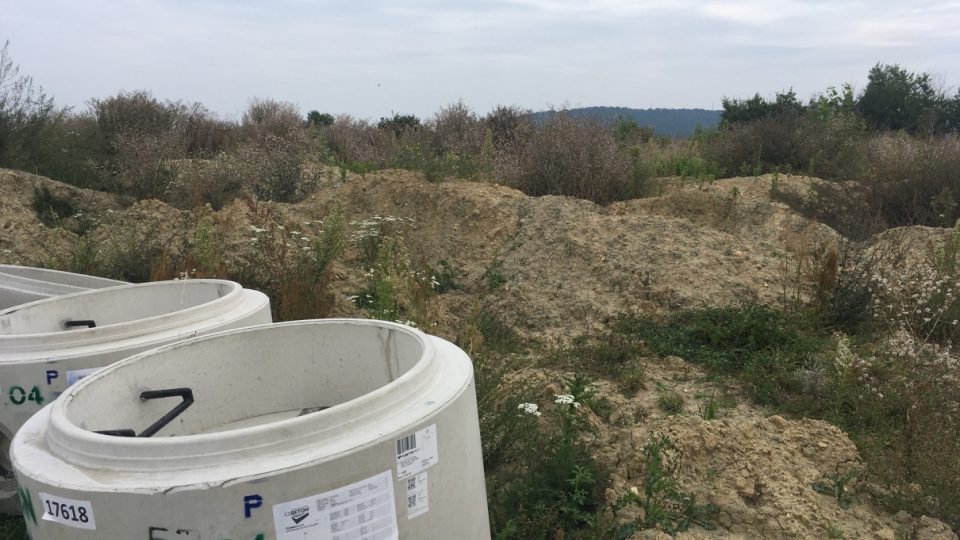 Syslí kolonii v Mladé Boleslavi trápí navezená suť a hromady hlíny