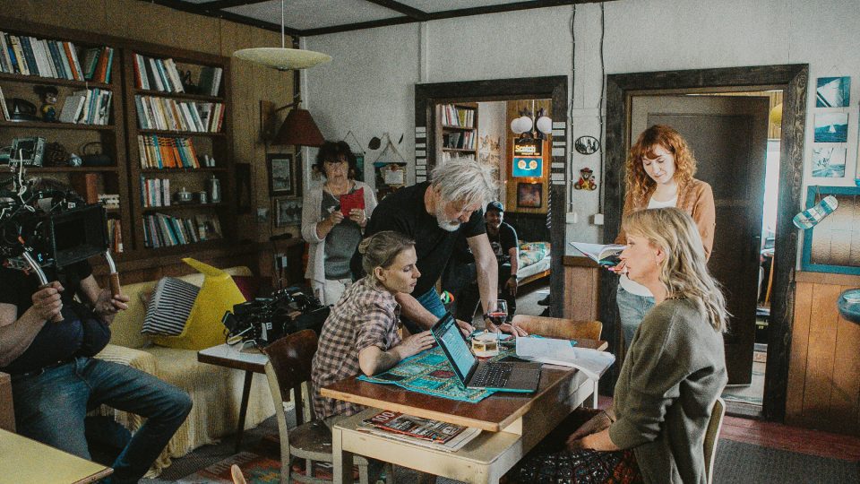 Nový komediální seriál Osada režiséra Radka Bajgara podle scénáře Petra Kolečka má být metaforou společnosti v prostoru chatařů.