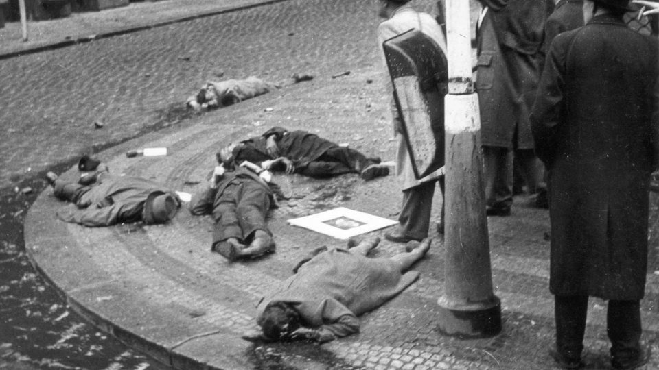 Mrtví Němci na rohu Vinohradské a Balbínovy ulice