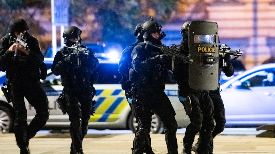 Cvičný útok teroristů začal výstřely, po nichž do budovy Národního muzea vstoupili lidé, kteří hráli teroristy. Následoval příjezd policie