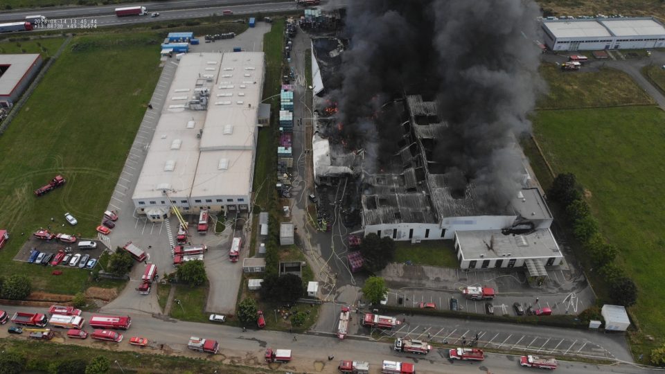 Požár průmyslové haly u Žebráku na Berounsku si vyžádal vyhlášení zvláštního stupně požárního poplachu