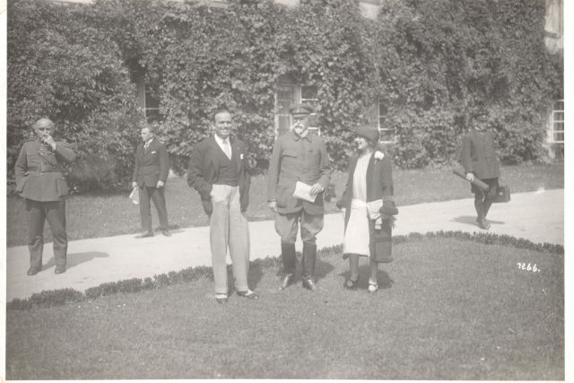 T. G. Masaryk s americkýmí herci Douglasem Fairbanksem a Mary Pickfordovou  (vlevo armádní generál Jan Syrový) během jejich návštěvy lánského zámku v roce 1926 | foto: Archiv Muzea TGM Lány