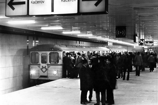 Slavnostní zahájení zkušebního provozu metra v lednu 1974 | foto: Dopravní podnik hl. m. Prahy