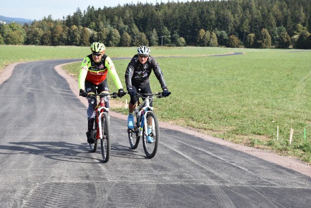 První cyklisté na nové stezce z Drkolnova do Bohutína | foto: Městský úřad Příbram