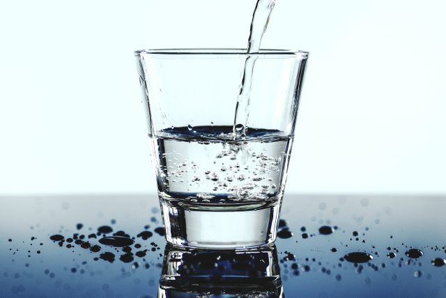 Při infekcích močového měchýře je zásadní pitný režim a ideální je vypít denně 2 – 3 l tekutin  (ilustrační foto) | foto: Fotobanka Pixabay