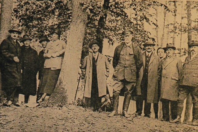 Dobový snímek návštěvy prezidenta Masaryka u mohyl  | foto: Archiv Muzea T.G.M. Rakovník