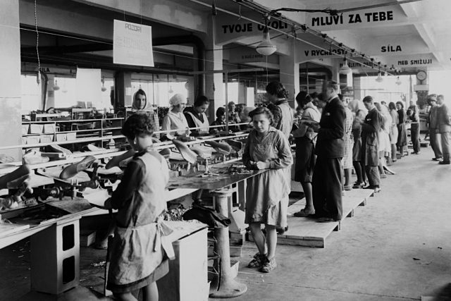 Výroba obuvi v továrnách Baťa | foto: autor neznámý,  Profimedia
