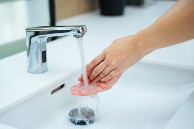 Studená voda,  ruka,  tekoucí voda  (ilustrační foto) | foto: Profimedia