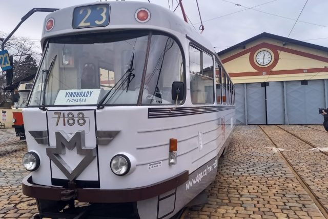 Tramvaj T3 vyzdobená jako vozy metra EČS před 50 roky | foto: Radek Duchoň,  Český rozhlas
