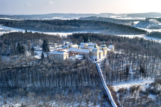 Letecký pohled na zasněženou Svatou Horu | foto: Jiří Jiroušek