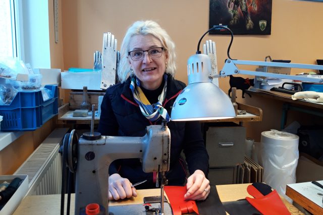 Ludmila Osičková je jediná akreditovaná lektorka v republice,  která může rukavičkářství vyučovat | foto: Barbora Kvapilová,  Český rozhlas